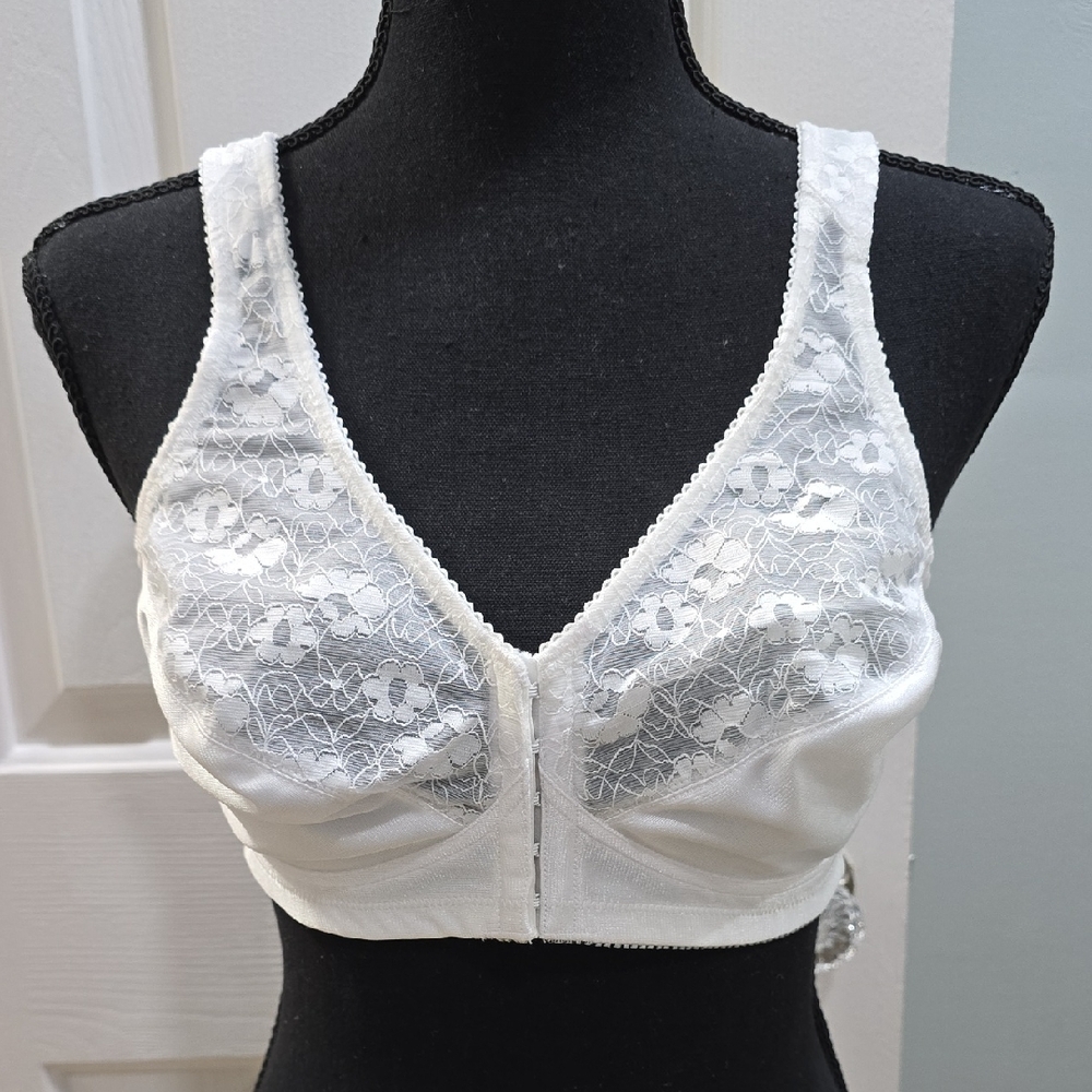 Vintage Elegant White Lace Bra